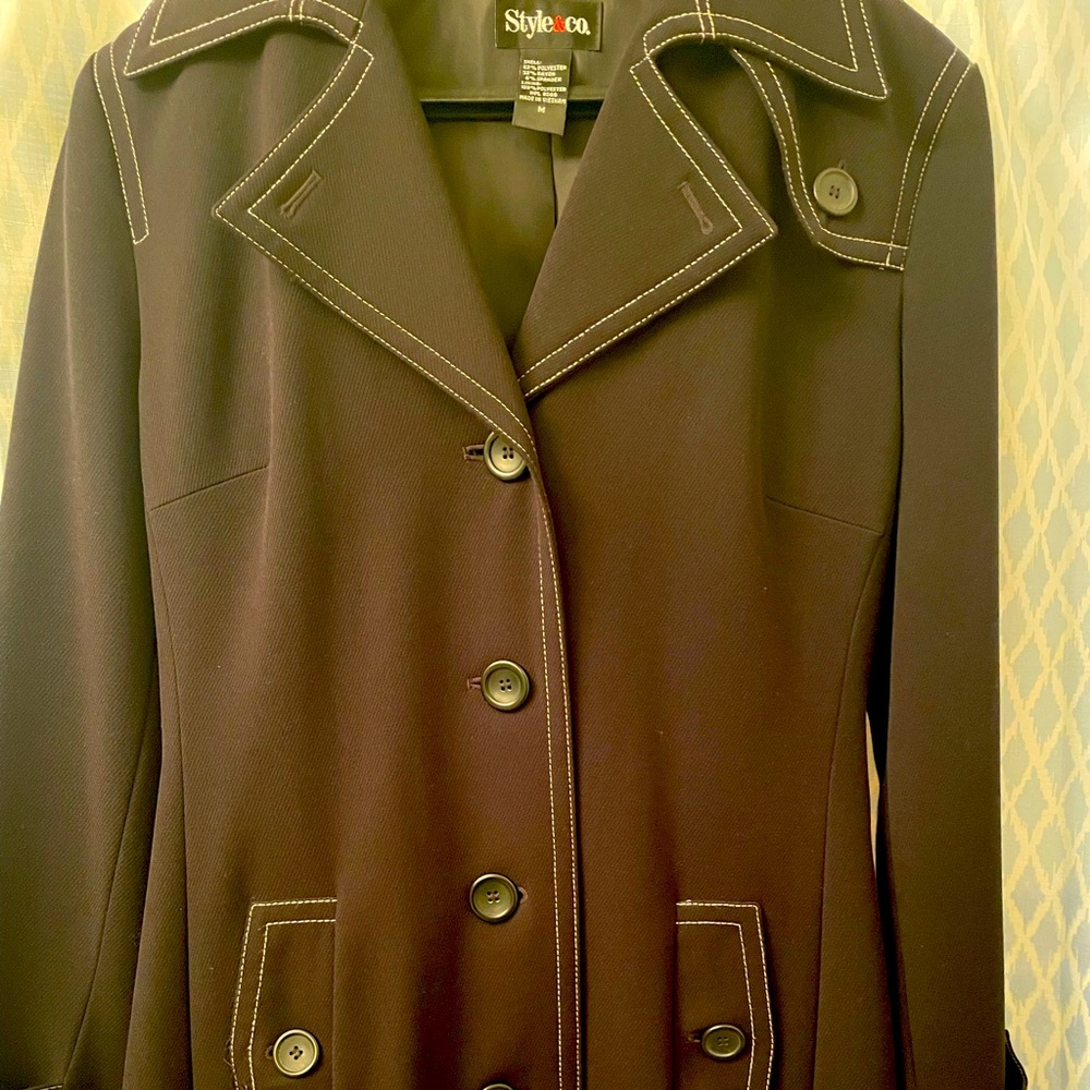 Lightweight trench coat w/removable belt.